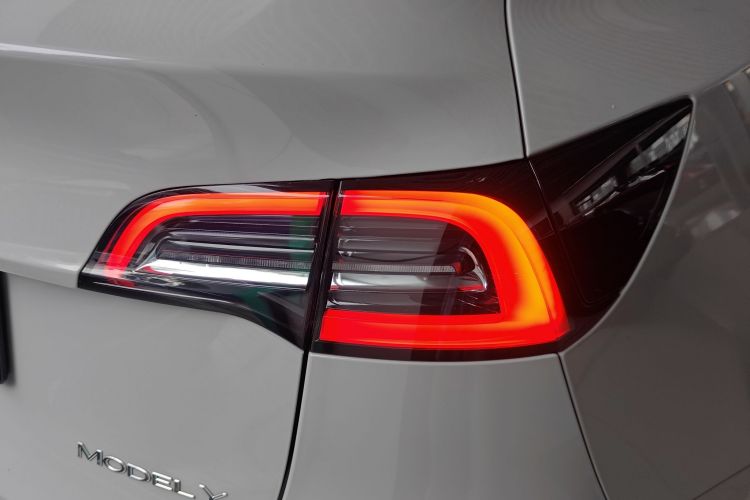 特斯拉 Model Y 2024款 长续航全轮驱动版车身外观9