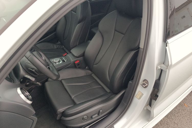 奥迪A3 2018款 30周年年型 Limousine 35 TFSI 运动型中控内饰19