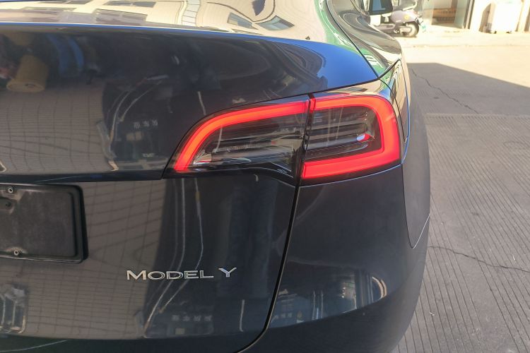 特斯拉 Model Y 2022款 改款 后轮驱动版车身外观9