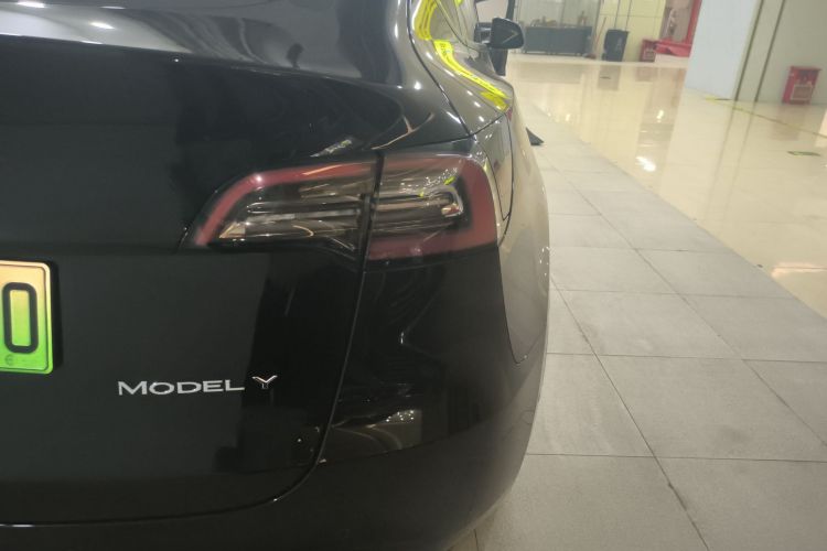 特斯拉 Model Y 2022款 后轮驱动版车身外观9