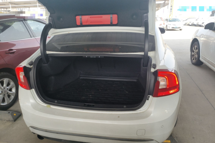 沃尔沃S60 2015款 S60L 2.0T 智远版机舱底盘23