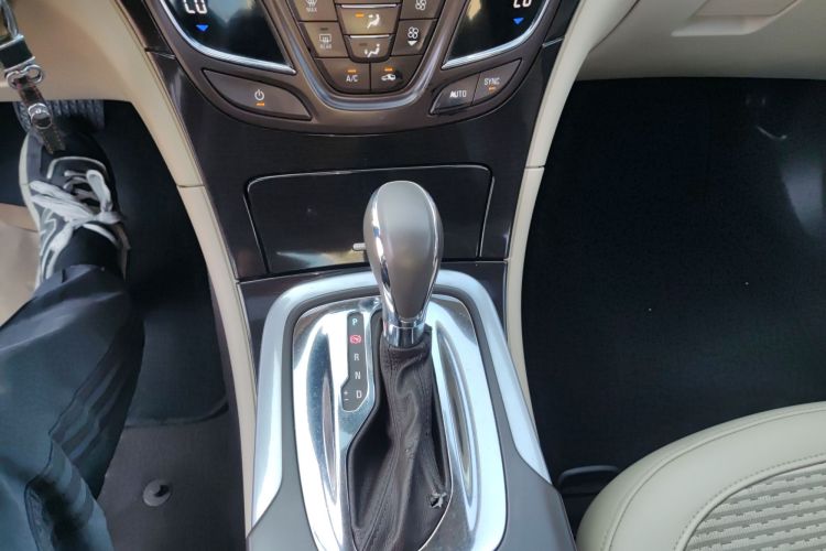 别克 君威 2015款 2.0L 领先时尚型中控内饰18