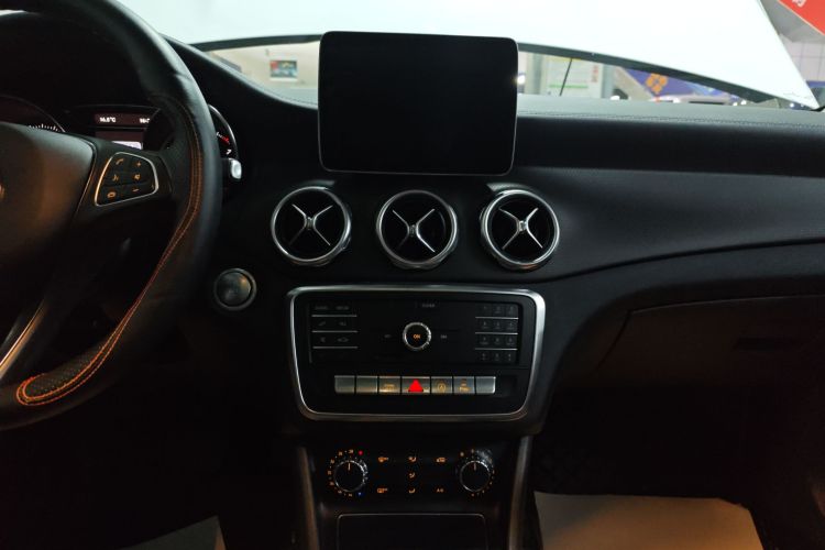奔驰GLA 2018款 GLA 200 时尚型中控内饰16