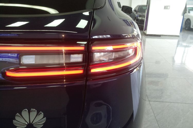 鸿蒙智行 问界M5 2022款 增程后驱标准版车身外观9