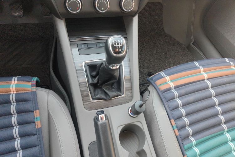 斯柯达 明锐 2015款 1.6L 手动逸俊版中控内饰18