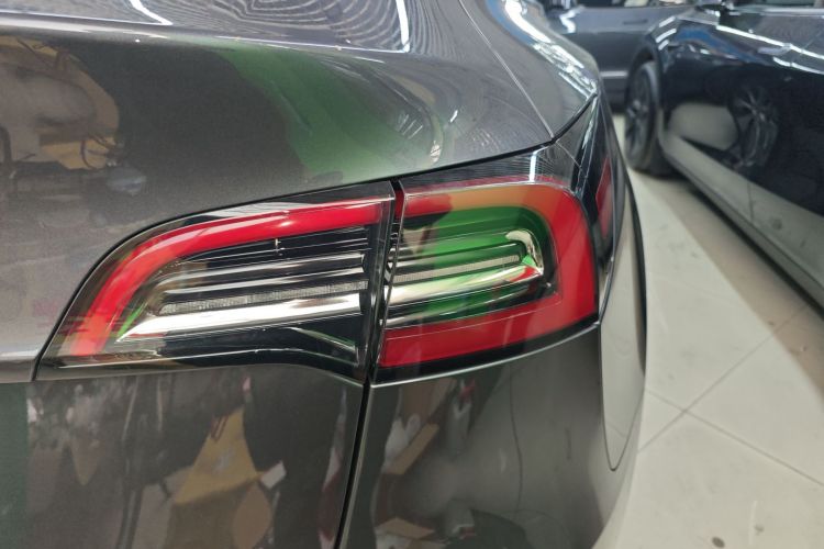 特斯拉 Model Y 2021款 长续航全轮驱动版车身外观9