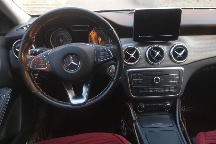 奔驰GLA 2016款 GLA 200 动感型中控内饰13