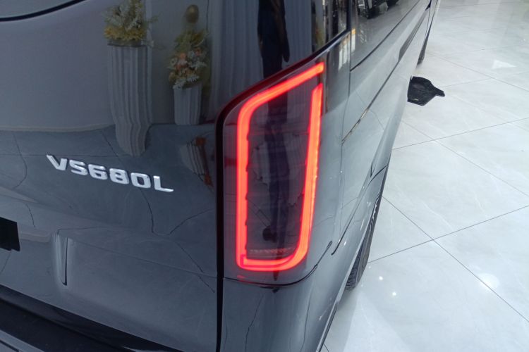 奔驰 威霆 2021款 2.0T 商务版 7座车身外观9