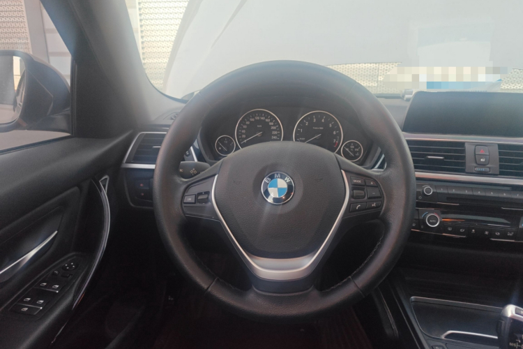 宝马3系 2016款 320i 时尚型中控内饰13