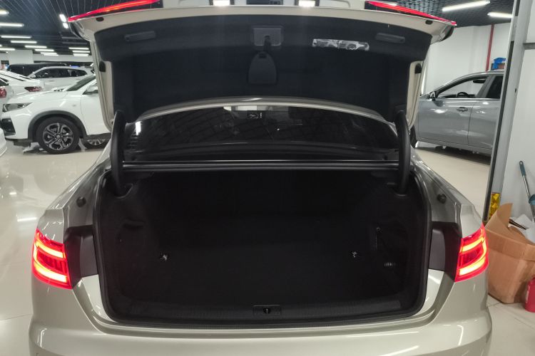 奥迪A4L 2018款 30周年年型 45 TFSI quattro 个性运动版中控内饰23