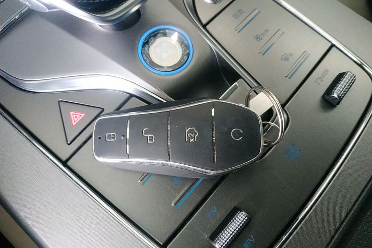 比亚迪 唐新能源 2025款 智驾版 DM-i 115KM 旗舰型中控内饰7001