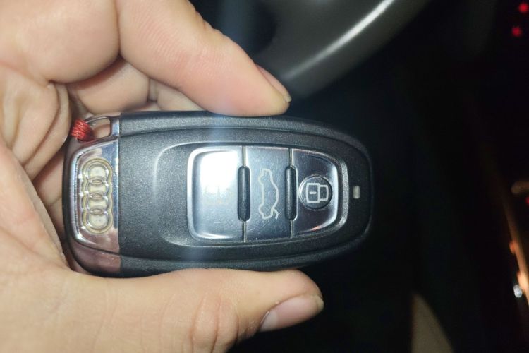 奥迪Q5 2011款 2.0TFSI 舒适型中控内饰7001