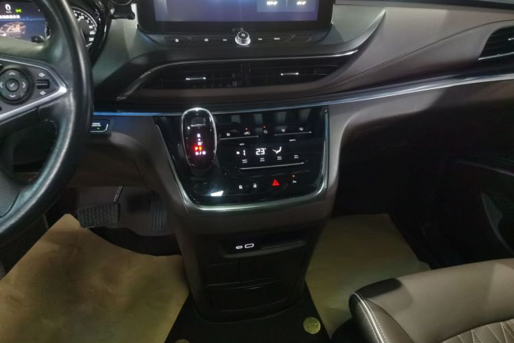 别克GL8 2021款 陆上公务舱 652T 豪华型中控内饰18