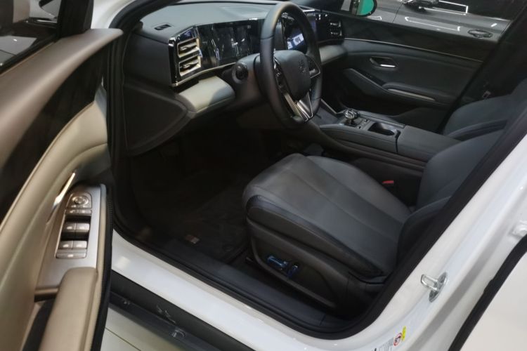 比亚迪 秦L 2024款 DM-i 80KM超越型中控内饰7003