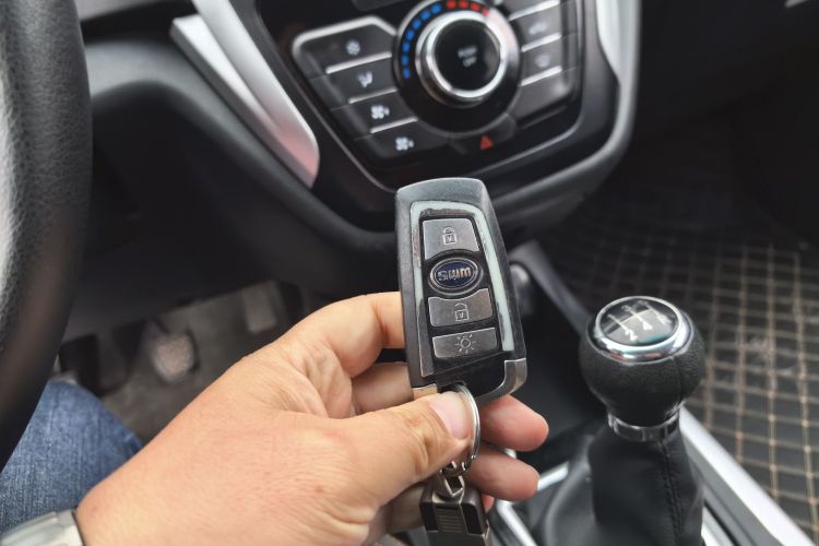 SWM斯威汽车 SWM斯威X3 2021款 1.5L 手动舒适型 7座中控内饰11