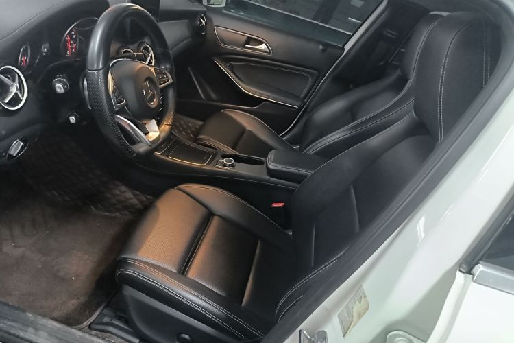 奔驰GLA 2019款 GLA 200 时尚型中控内饰19