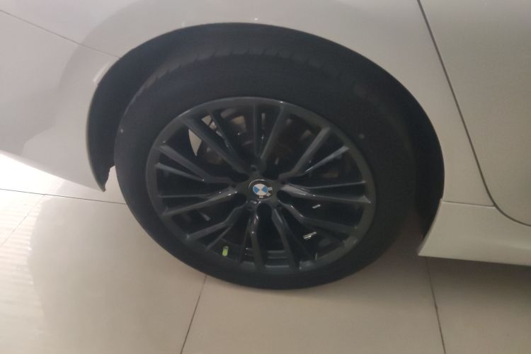 宝马3系 2024款 325i M运动曜夜套装车身外观6008