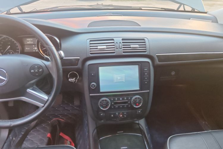 奔驰R级 2017款 R 320 4MATIC 商务型臻藏版中控内饰16