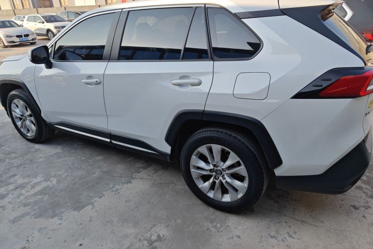 丰田 威兰达 2022款 改款 2.0L CVT两驱领先版车身外观4