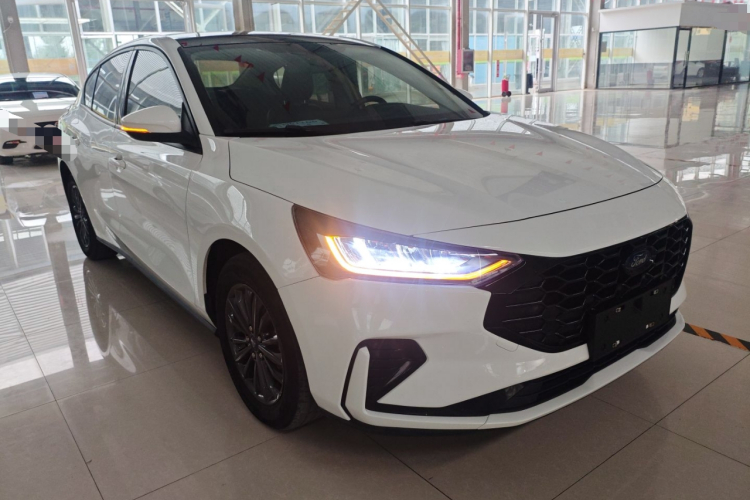 福特 福克斯 2022款 三厢 EcoBoost 180 自动竞速版车身外观3