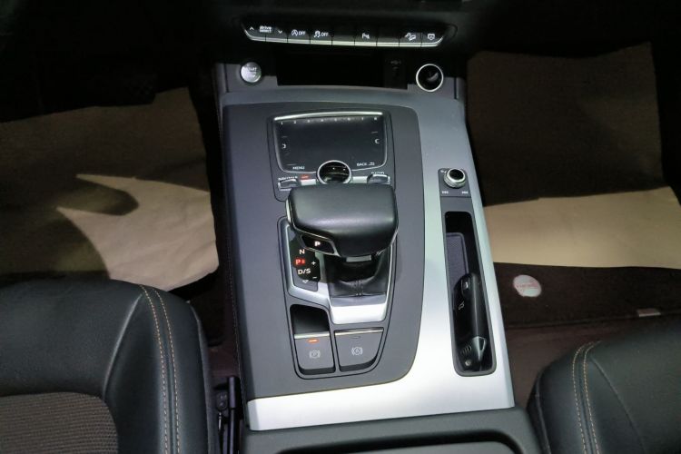 奥迪Q5L 2018款 40 TFSI 荣享时尚型 国V中控内饰18