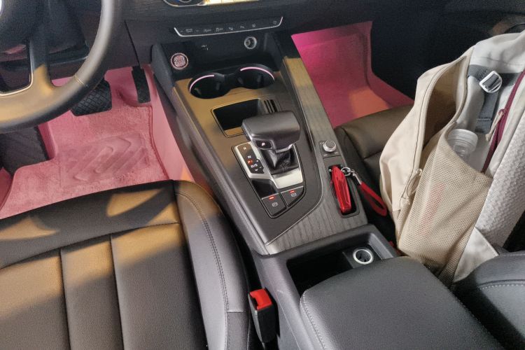 奥迪A4L 2022款 40 TFSI 豪华致雅型中控内饰18