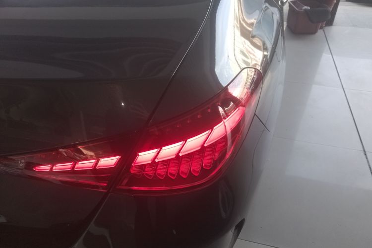 奔驰C级 2022款 C 260 L 运动版车身外观9