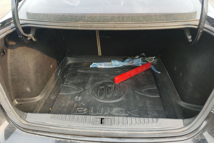 别克 英朗 2013款 GT 1.6L 手动进取版机舱底盘23