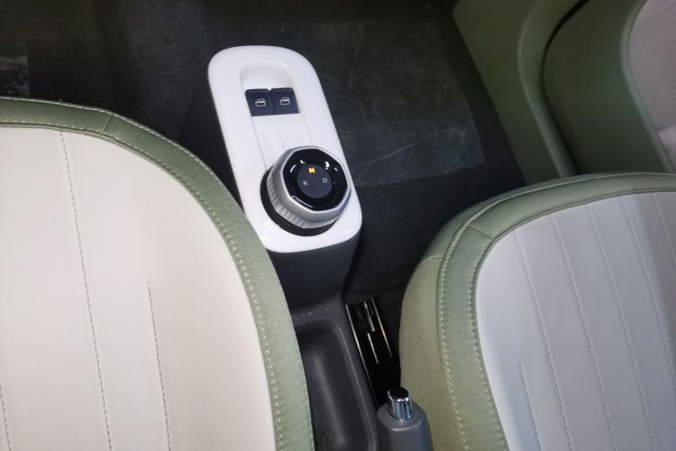 吉利银河 2025款 210km 熊猫骑士中控内饰18