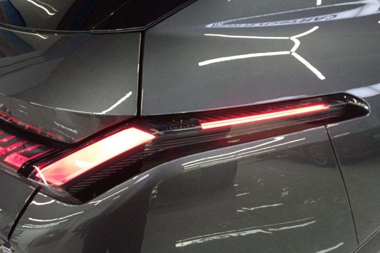 领克08 EM-P 2025款 120km 长续航Halo车身外观9