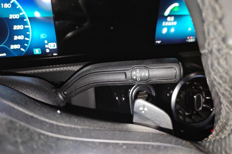 奔驰A级 2020款 A 180 L 运动轿车中控内饰18