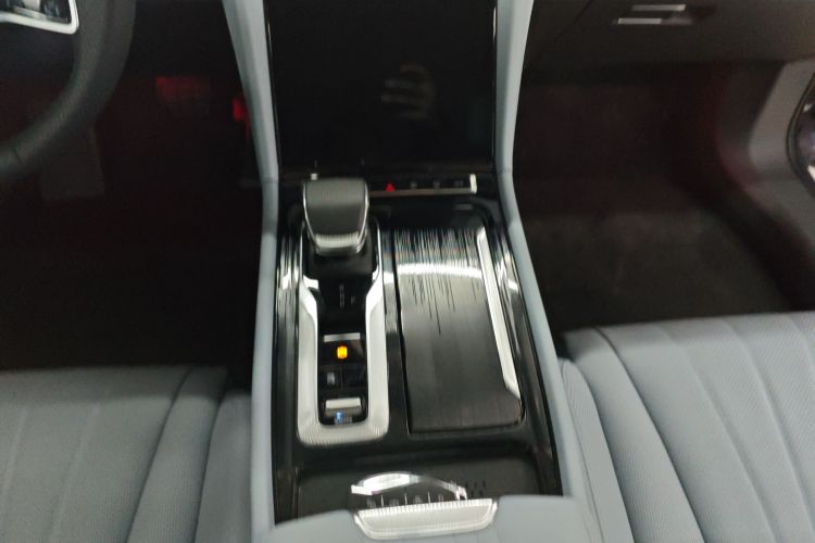 红旗H5 PHEV 2025款 170 超混版中控内饰18