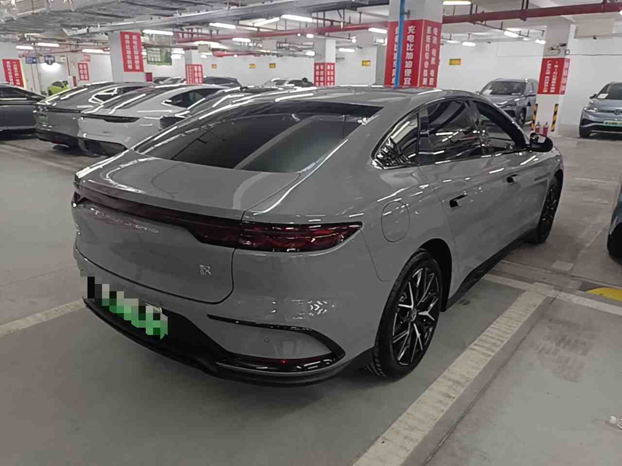 车辆右后45度外观展示