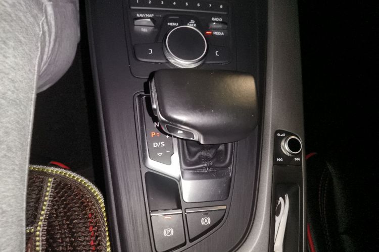 奥迪A4L 2018款 30周年年型 40 TFSI 进取型中控内饰18