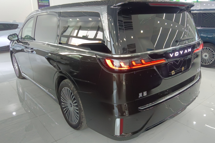 岚图汽车 岚图梦想家 2025款 PHEV 四驱尊贵鲲鹏版车身外观4