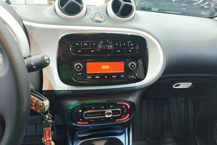 smart forfour 2018款 1.0L 52千瓦灵动版中控内饰16