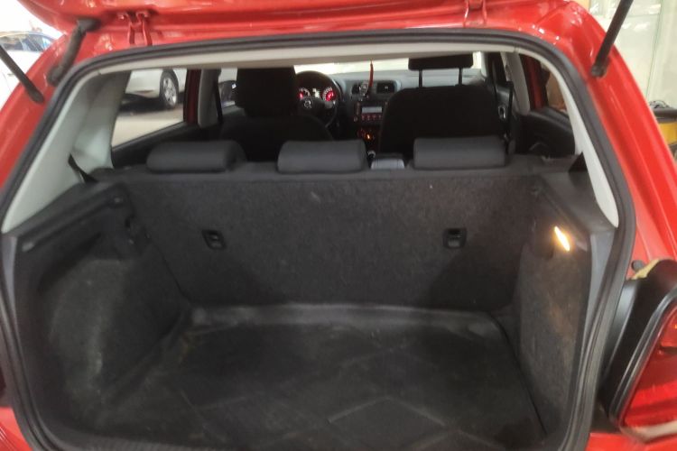 大众 Polo 2014款 1.4L 手动风尚版机舱底盘23