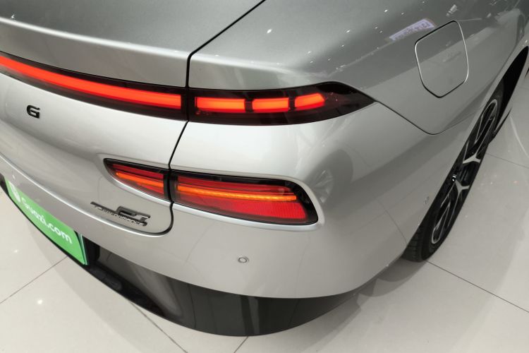 小鹏P7 2023款 P7i 610 Max 性能版车身外观9