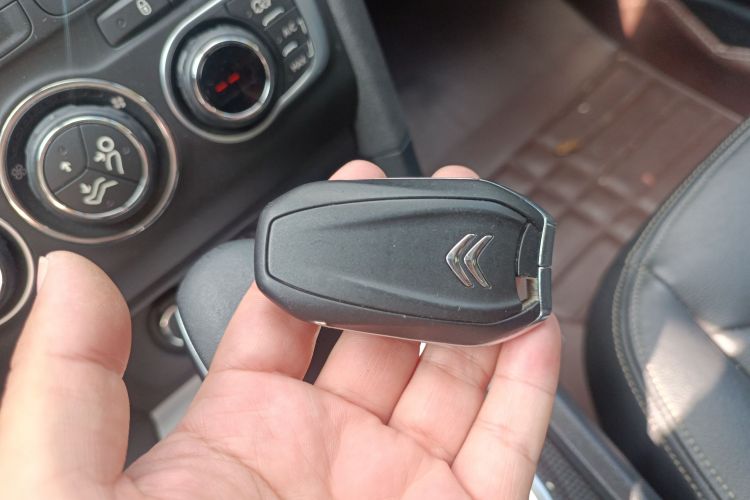 雪铁龙C4L 2015款 1.2T 自动尊贵版中控内饰7001