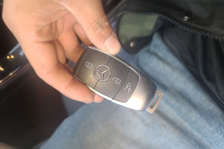 奔驰EQC 2022款 EQC 350 4MATIC中控内饰7001