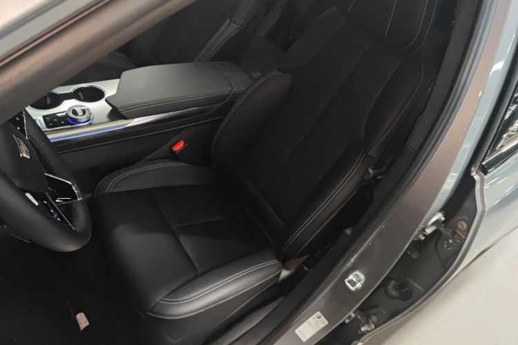 凯迪拉克XT5 2025款 2.0T 豪华型中控内饰19