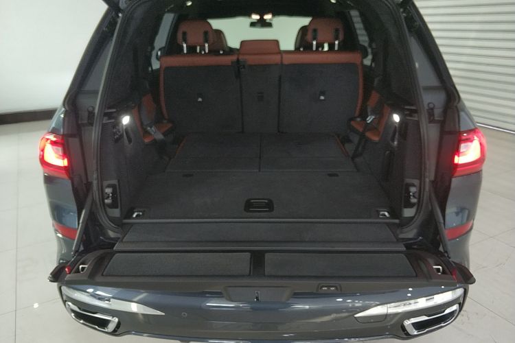 宝马X7 2019款 xDrive40i 尊享型M运动套装机舱底盘23