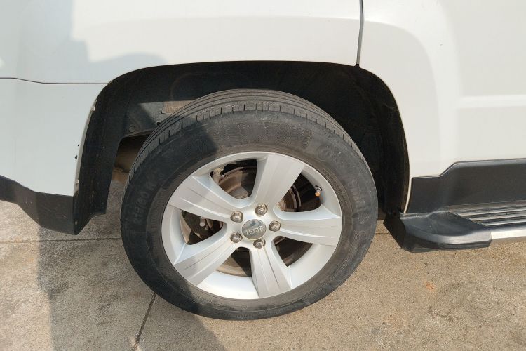 Jeep 自由客 2014款 2.0L 运动增强版车身外观6008