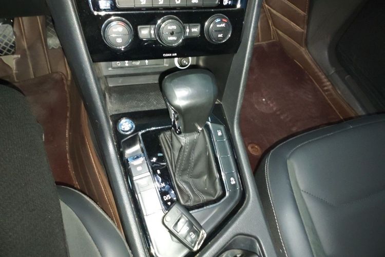 大众 途观L 2018款 330TSI 自动两驱舒适版中控内饰18