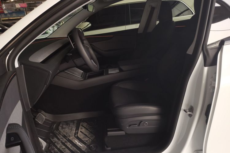 特斯拉 Model Y 2025款 后轮驱动版中控内饰19