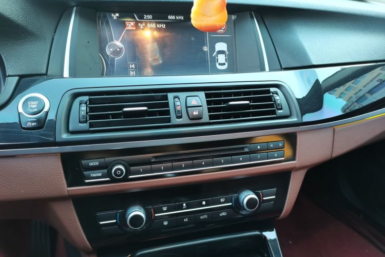 宝马5系 2014款 520Li 典雅型中控内饰16