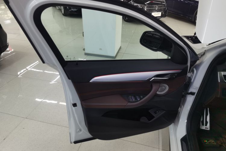 宝马X2 2021款 改款 sDrive25i 曜夜版中控内饰47