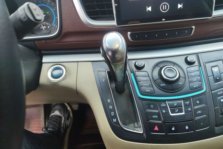 别克GL8 2015款 2.4L 豪华商务尊享版中控内饰18