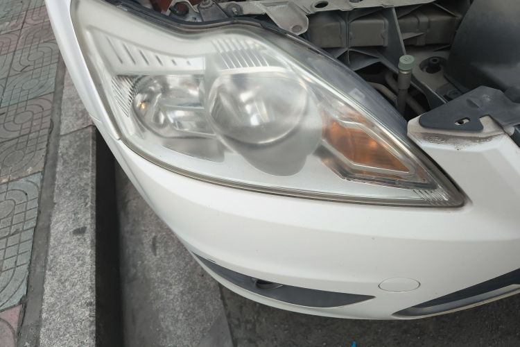 福特 福克斯 2013款 三厢经典 1.8L 自动时尚型车身外观8