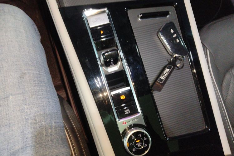 大众 途昂 2023款 530 V6 四驱尊崇旗舰版中控内饰18